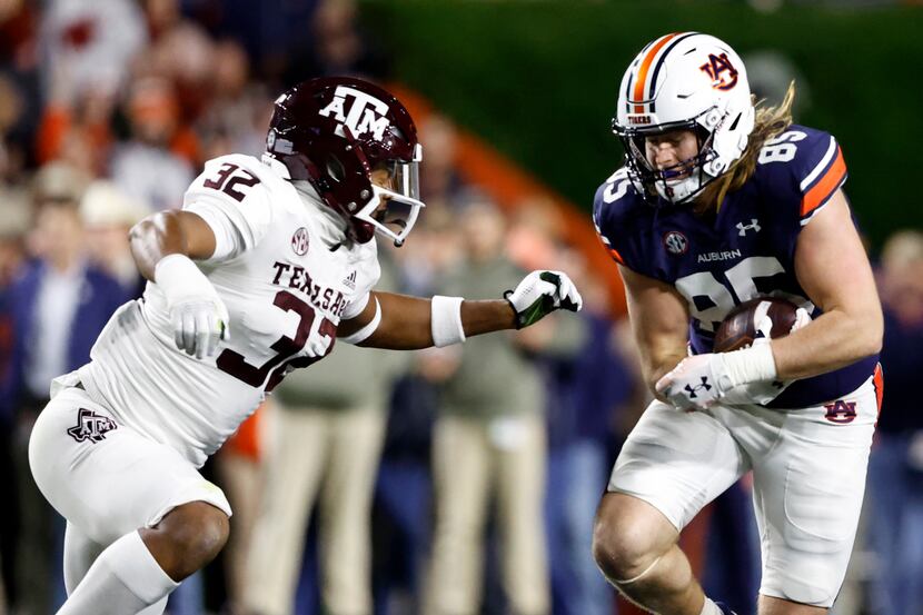 Auburn tight end Tyler Fromm (85) carries the ball as Texas A&M linebacker Andre White Jr....