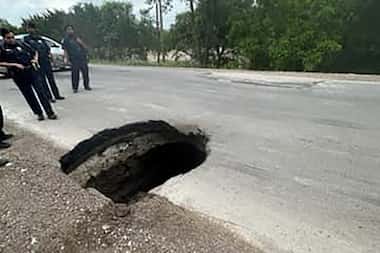 Un profundo socavón se abrió el viernes por la mañana en el condado de Dallas, provocando el...