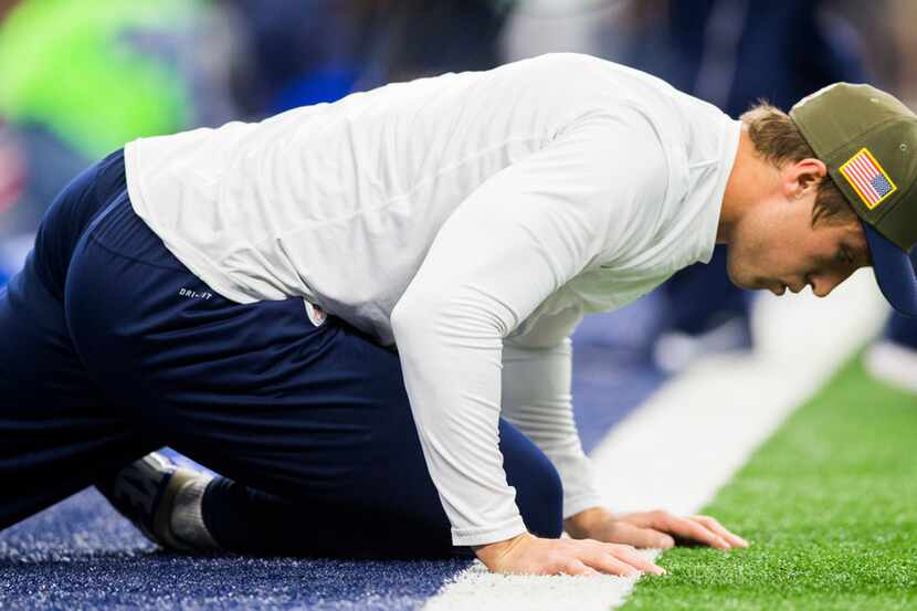 Dallas Cowboys middle linebacker Sean Lee (50) stretches before an NFL game between the...
