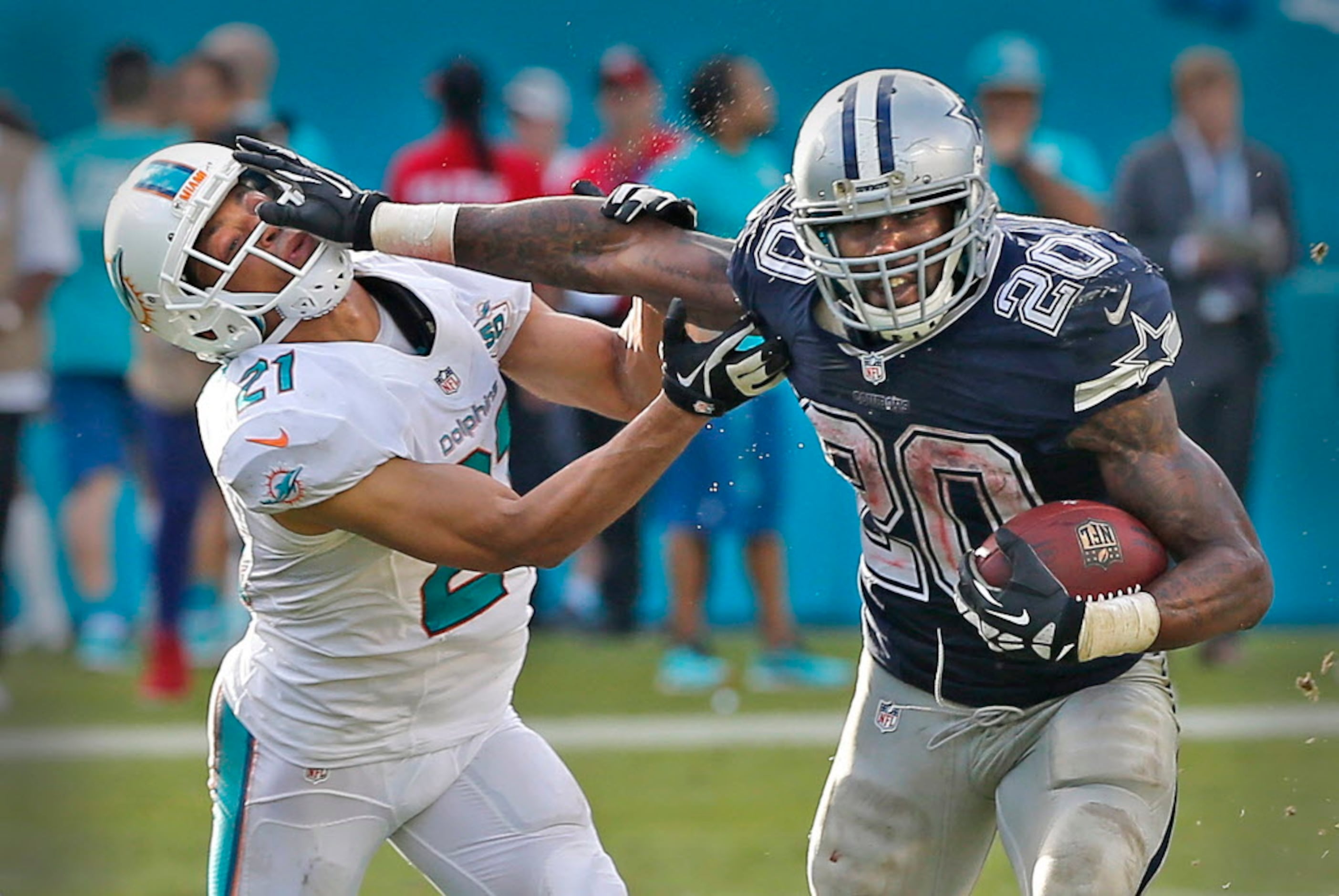 Oakland Raiders running back Darren McFadden (20) makes a catch as