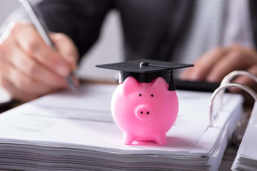 Los ahorros e inversiones inteligentes pueden ayudar a ubrir el costo de la universidad, sin...