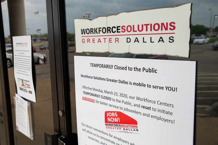 Un cartel anunciando el cierre temporal del Centro de Fuerza Laboral en Dallas. El desempleo...
