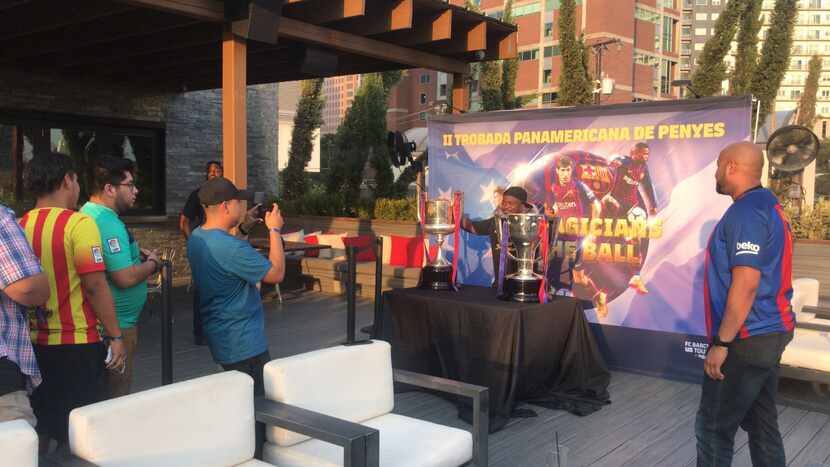 Evento de la Peña Barça en Happiest Hour, el domingo en Dallas. Foto de Walter Roque para Al...