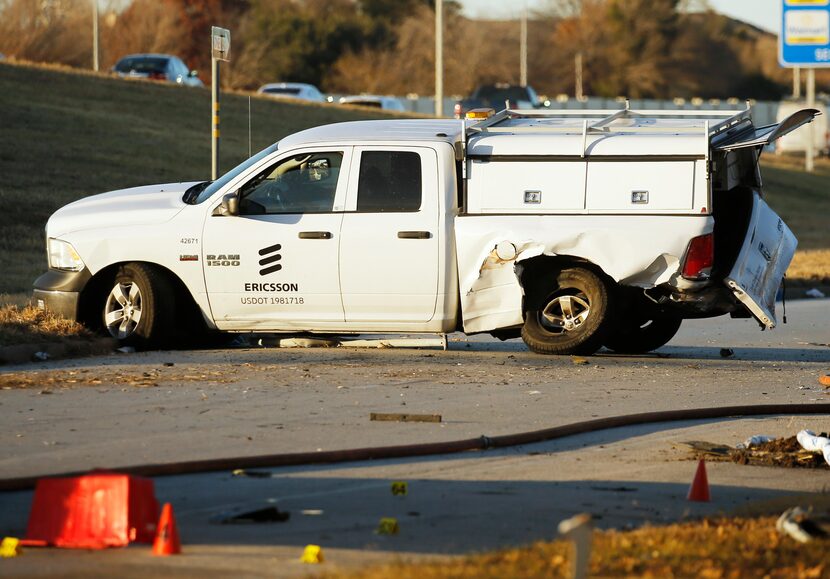 La camioneta impactada por la avioneta cerca de la intersección de Mayfield Road y el...