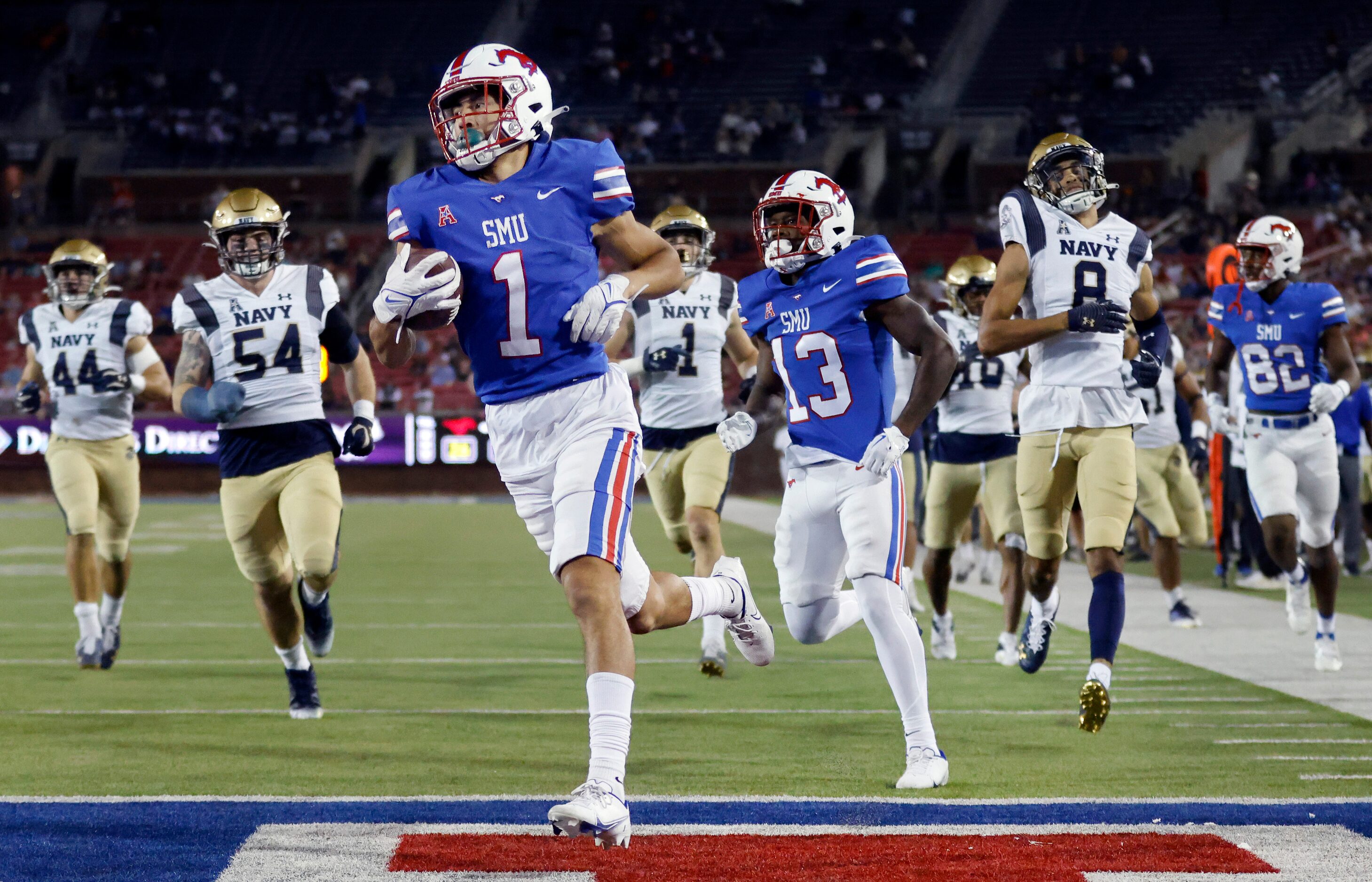 Southern Methodist Mustangs wide receiver Jordan Kerley (1) scores easily ahead of the Navy...