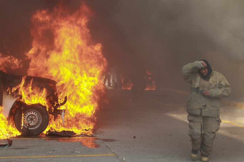 Un vehículos arde después de que manifestantes le prendieran fuego en protesta por el...