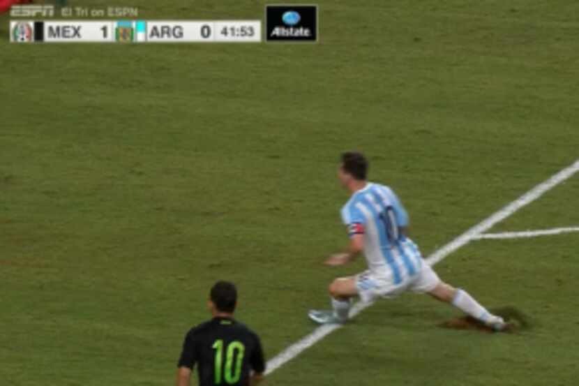 En esta fotografía se puede apreciar como el pie derecho de Lionel Messi resbala en la mala...