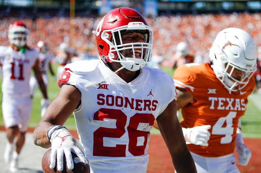 Oklahoma running back Kennedy Brooks (26) scores the game-winning touchdown with three...