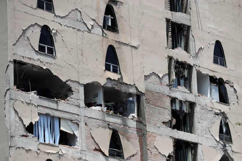 Restos de un edificio dañado después de un terremoto en la Ciudad de México, el martes 19 de...