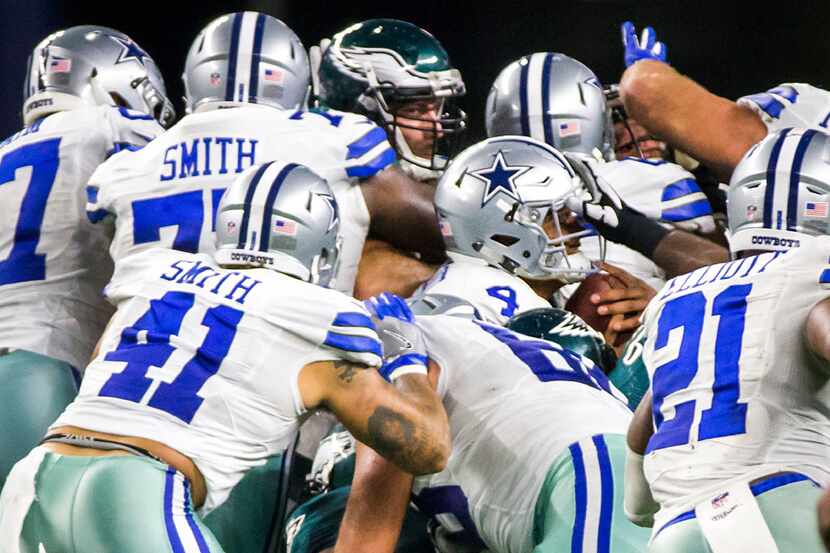 Dallas Cowboys quarterback Dak Prescott (4) pushes is forward with his offensive line to...