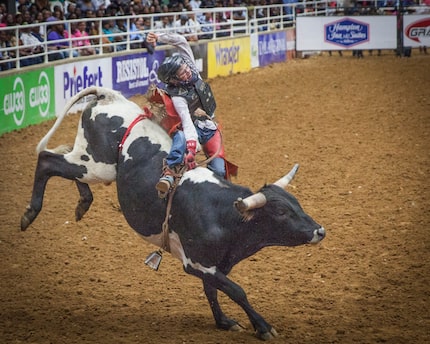 Brandon Roads participa en el Hip Hop Cowboys Spring Rodeo de la Mesquite Arena en Mesquite,...