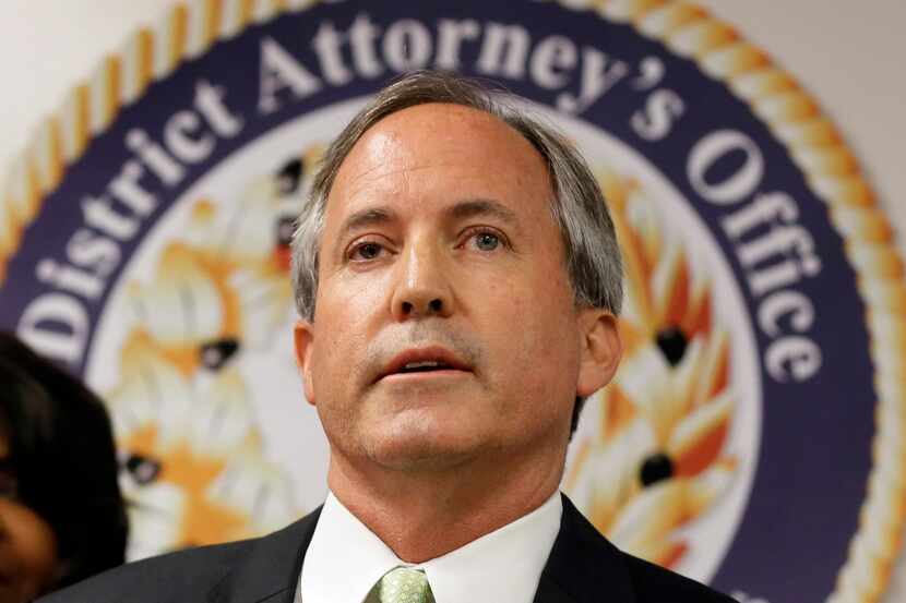 El fiscal general de Texas, Ken Paxton, habla durante una conferencia de prensa el 22 de...