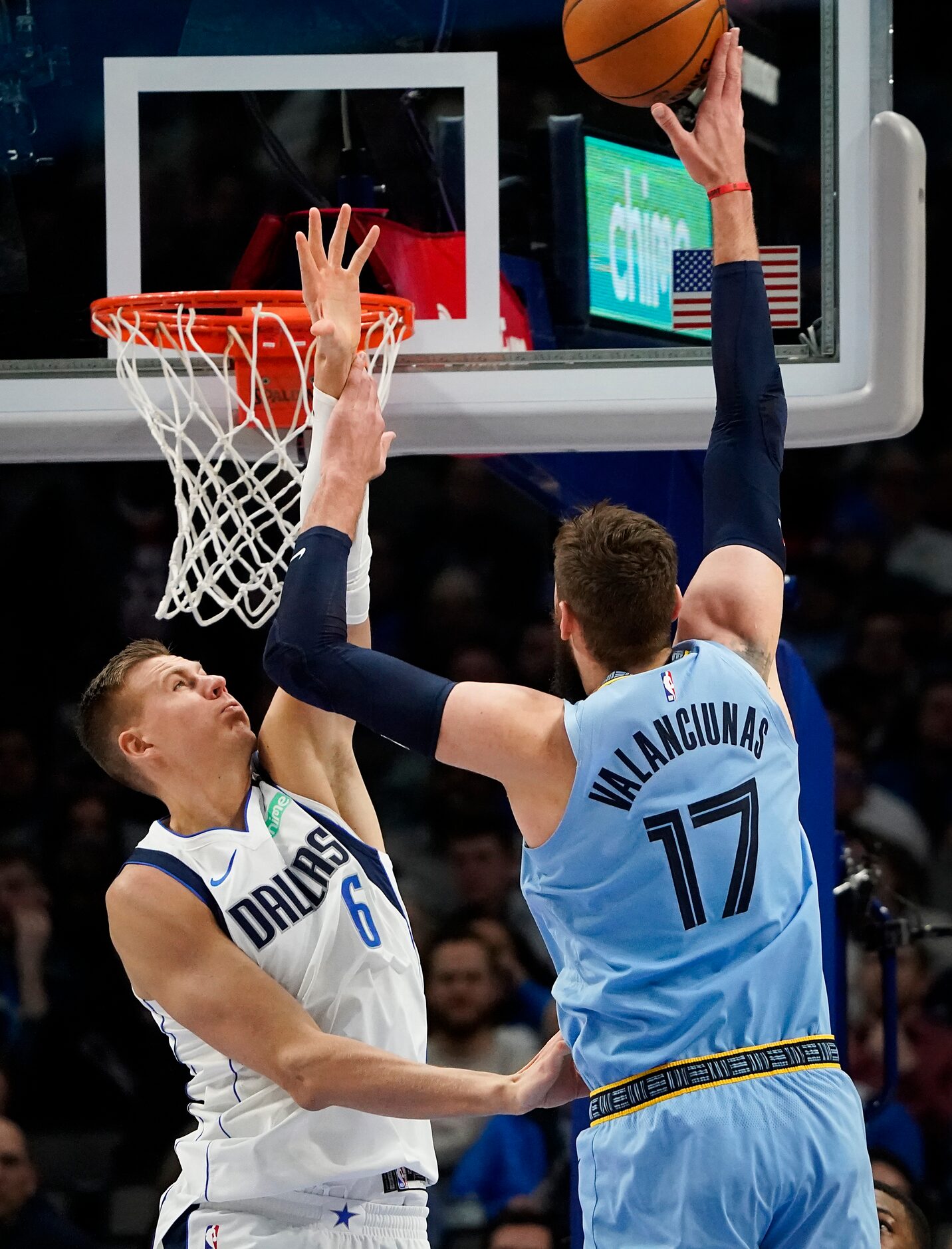 Memphis Grizzlies center Jonas Valanciunas (17) scores over Dallas Mavericks forward...