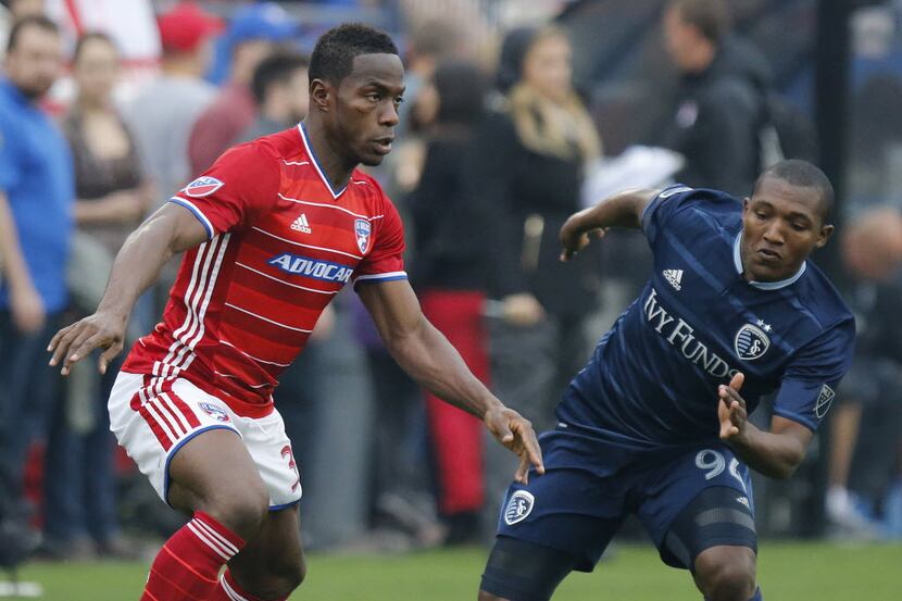 FC Dallas defender Maynor Figueroa (31) controls the soccer ball while Sporting Kansas City...