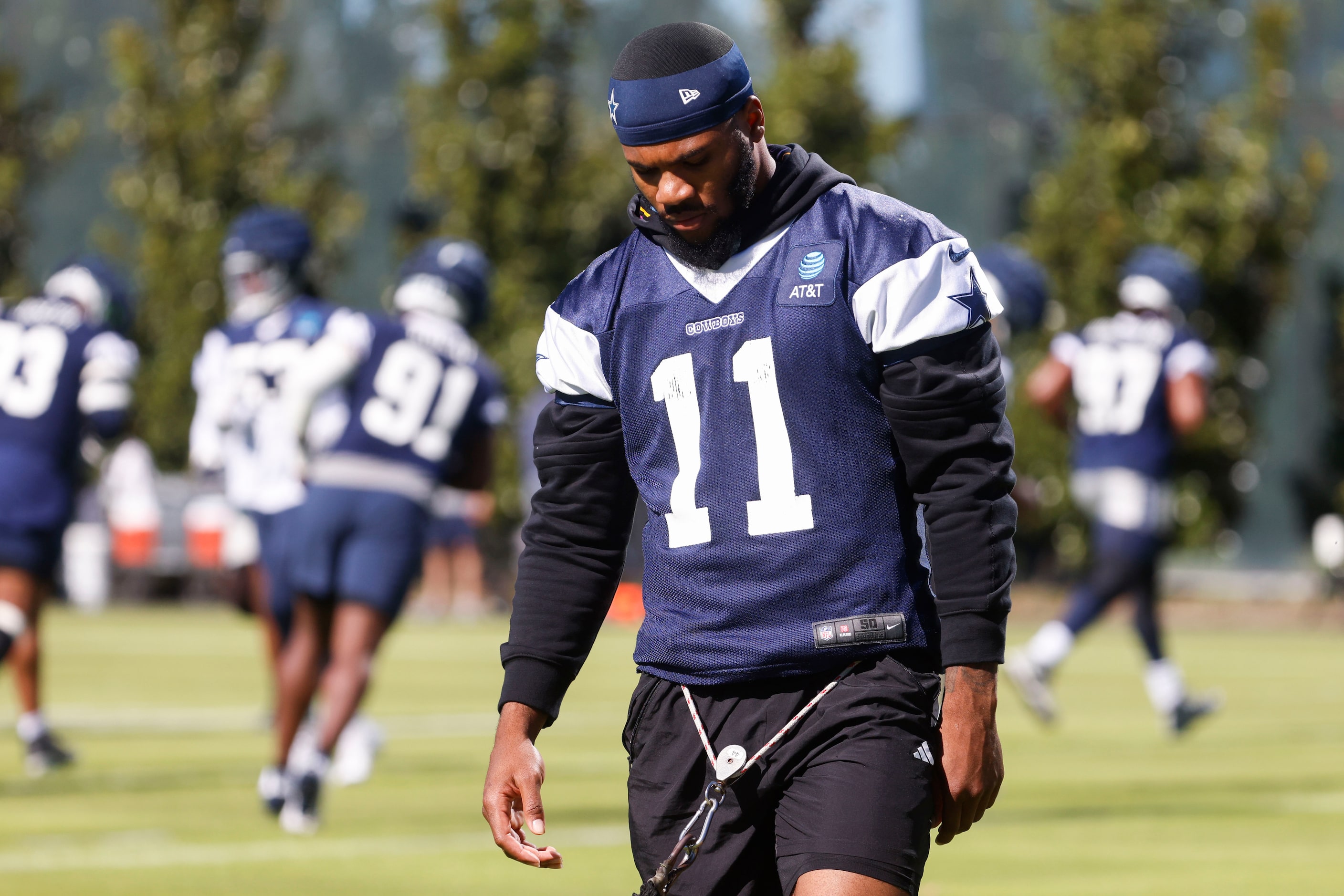 Dallas Cowboys linebacker Micah Parsons warms up during a team practice on Wednesday, Nov....