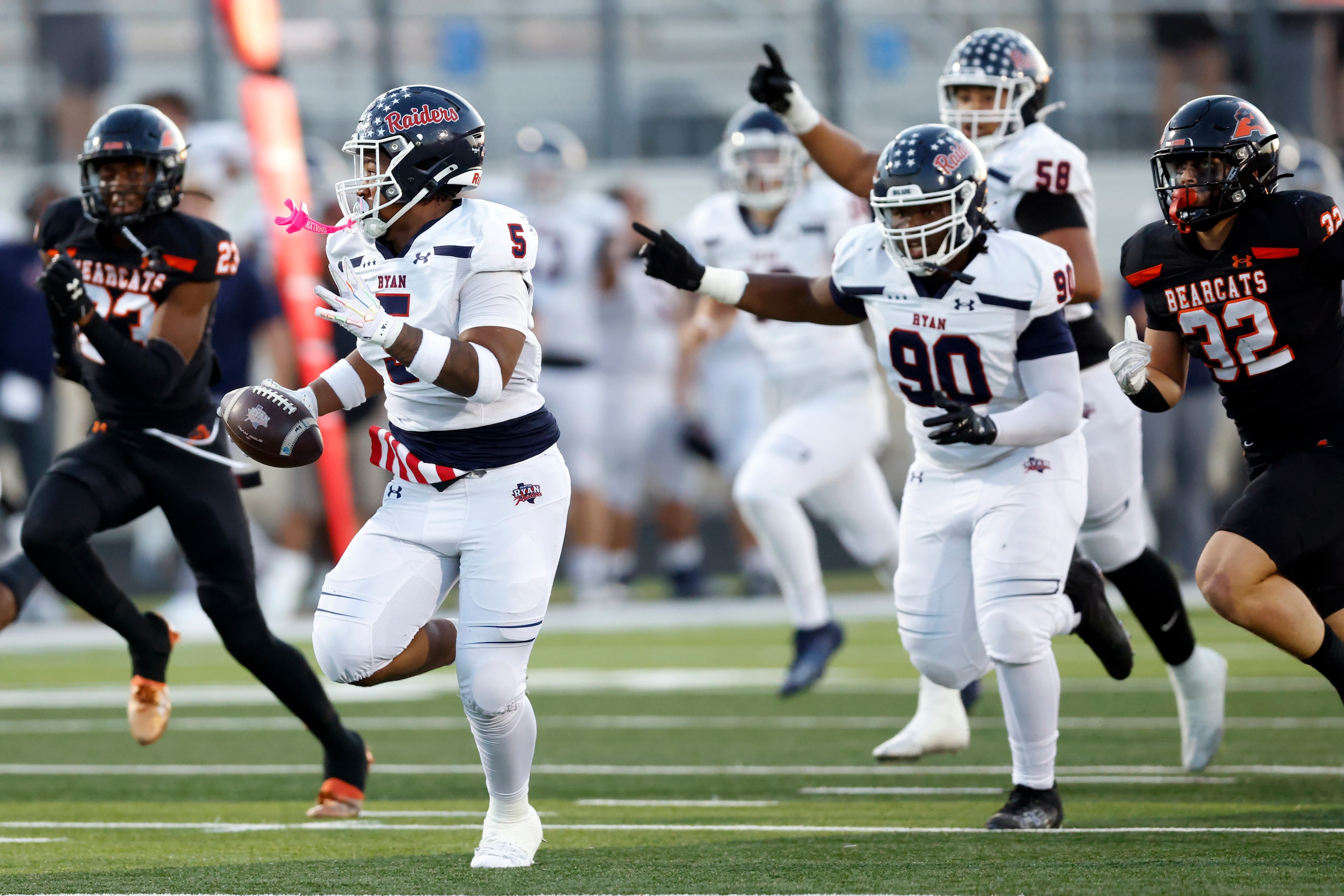 Denton Ryan’s Uzziah Warmate (5) runs for a 53 yard touchdown on fourth down during the...