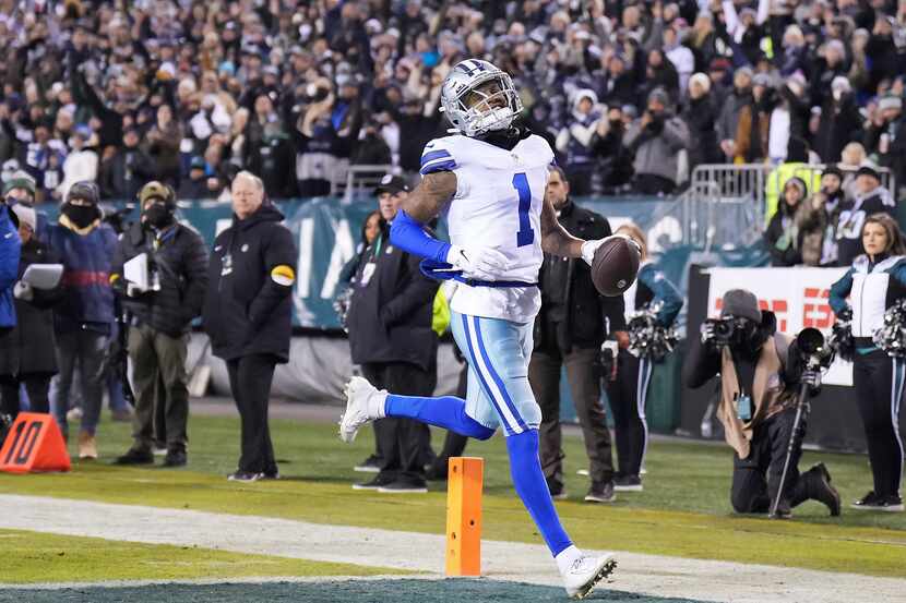 Dallas Cowboys wide receiver Ced Wilson (1) scores untouched on a 14-yard touchdown ...