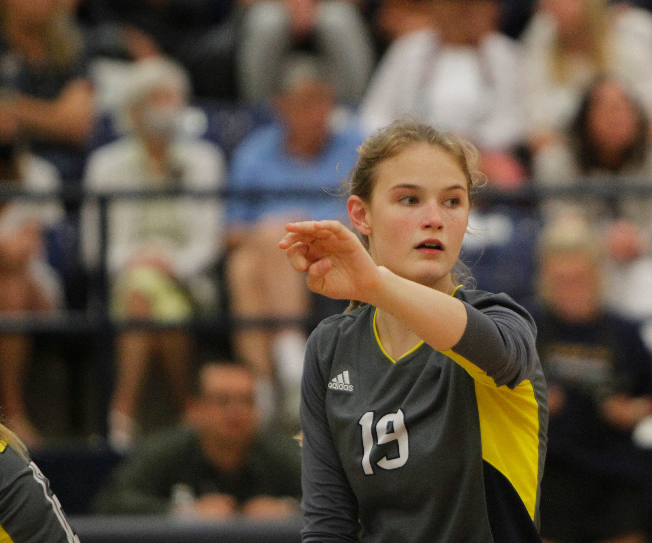 Highland Park outside hitter Emily Hellmuth (19) awaits a serve during the first set of...