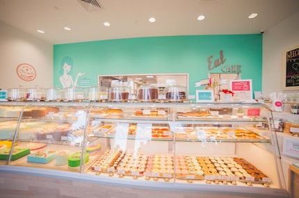 Imagen del mostrador de una tienda de SusieCakes.