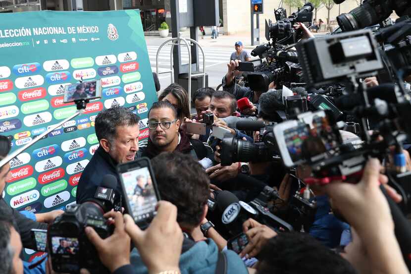 Juan Carlos Osorio, DT de México, el domingo en su llegada a Dallas para el amistoso ante...