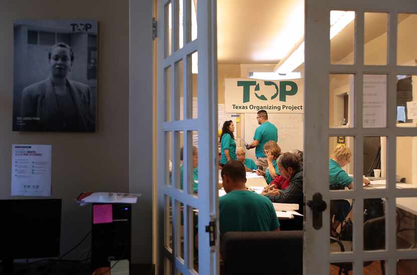 Alrededor de 20 voluntarios de TOP hicieron llamadas para motivar a que la gente salga a...