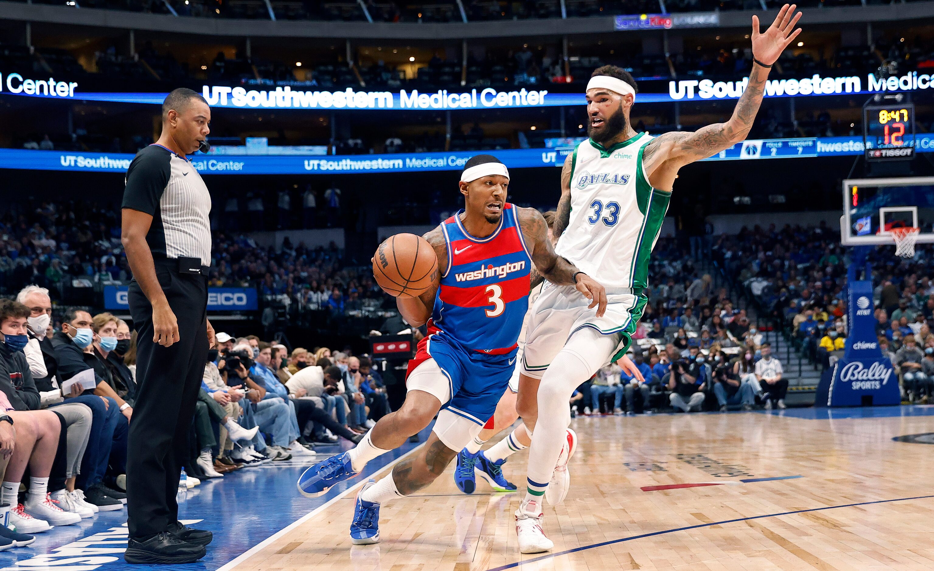 Dallas Mavericks center Willie Cauley-Stein (33) tries to contain Washington Wizards guard...