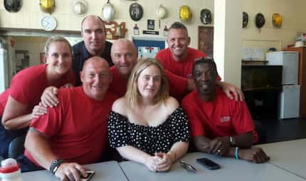 Adele tomó el té con los miembros del Britain London Fire. Foto de Twitter.