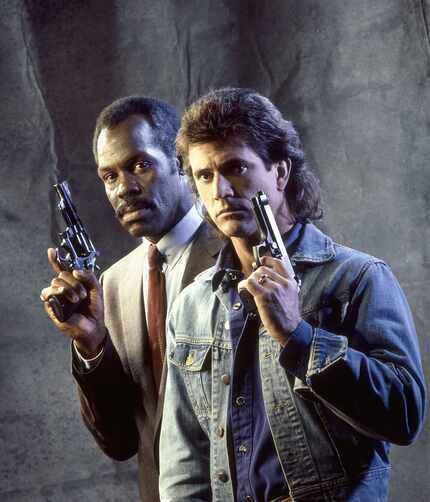 Mel Gibson y Danny Glover en una foto promocional para la cinta Lethal Weapon.