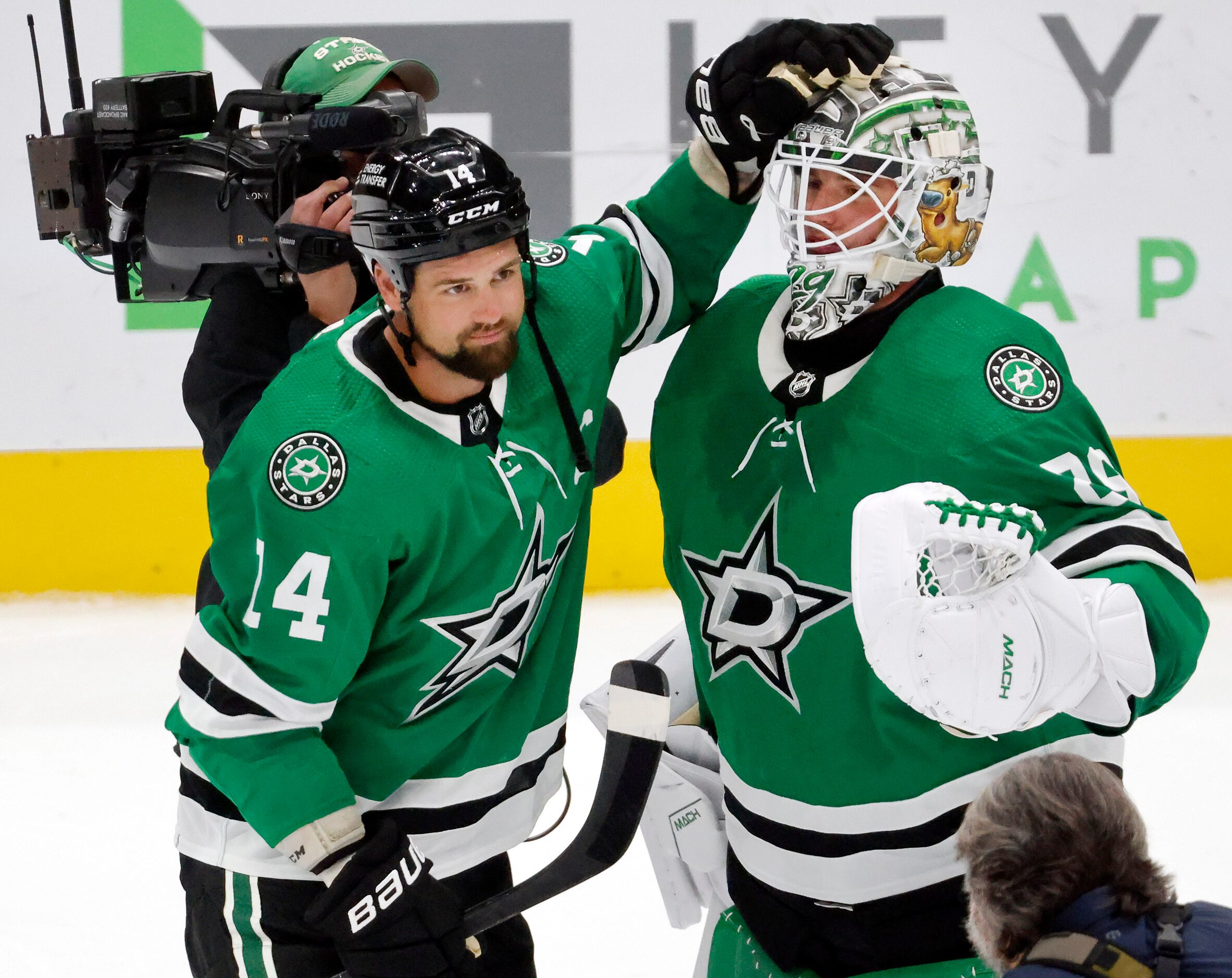 Dallas Stars left wing Jamie Benn (14) congratulates goaltender Jake Oettinger (29) after...