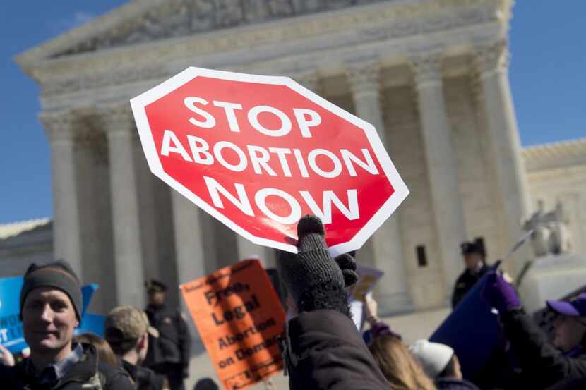 Una manifestación de personas que se oponen al aborto frente a la sede de la Corte Suprema,...