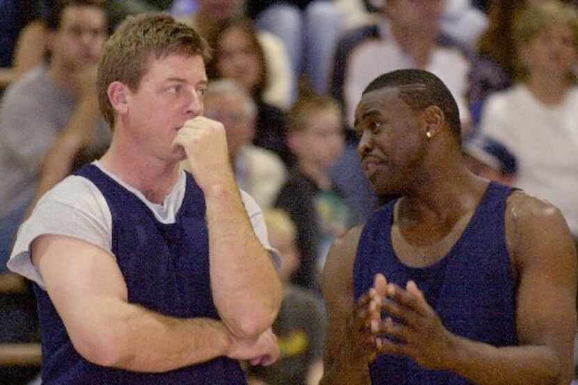 ORG XMIT: S0352957366_STAFF Troy Aikman (left) talks to his former Cowboys teammate Michael...