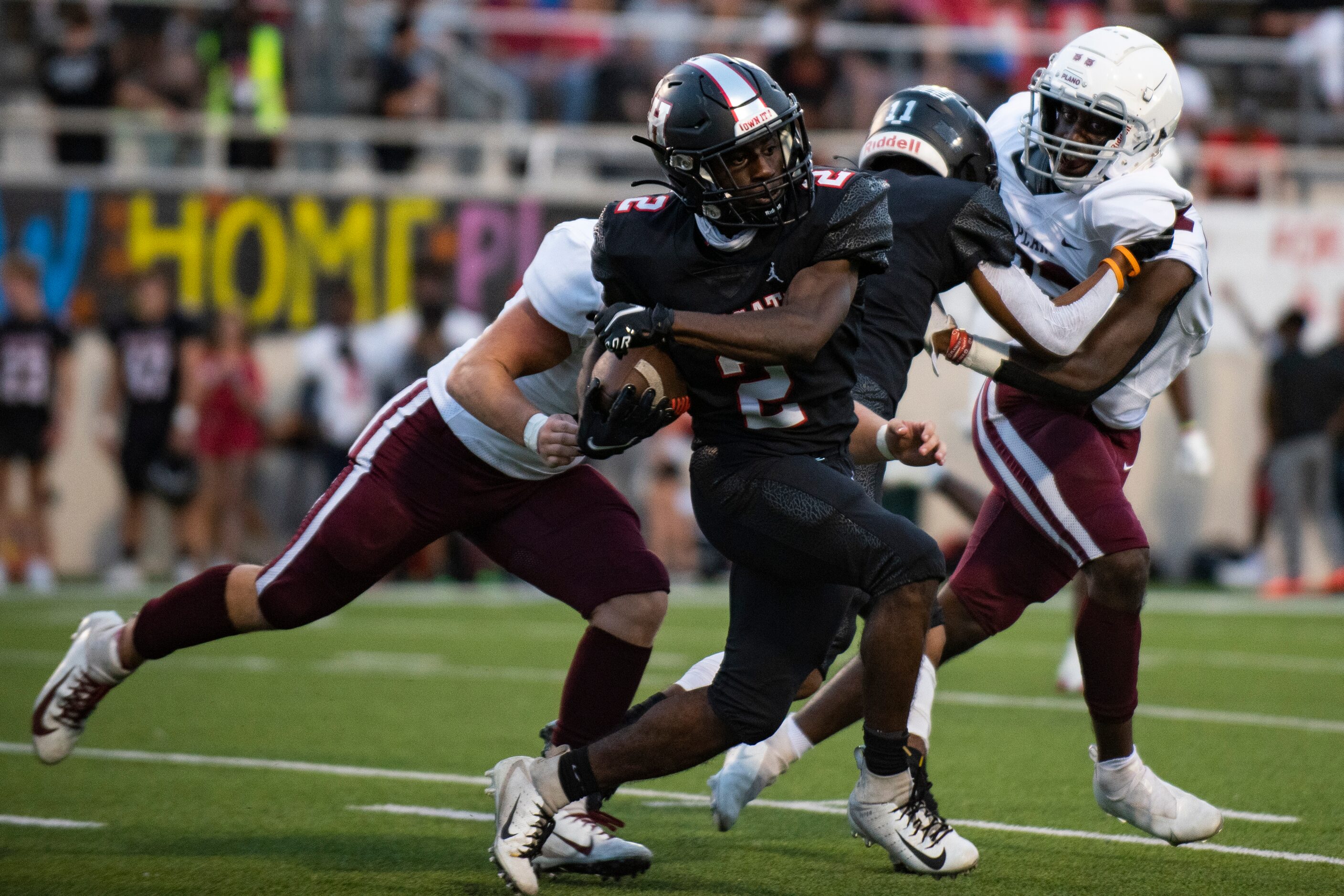 Lake Highlands senior Noelle Whitehead (2) runs around the defense during Lake HighlandÕs...