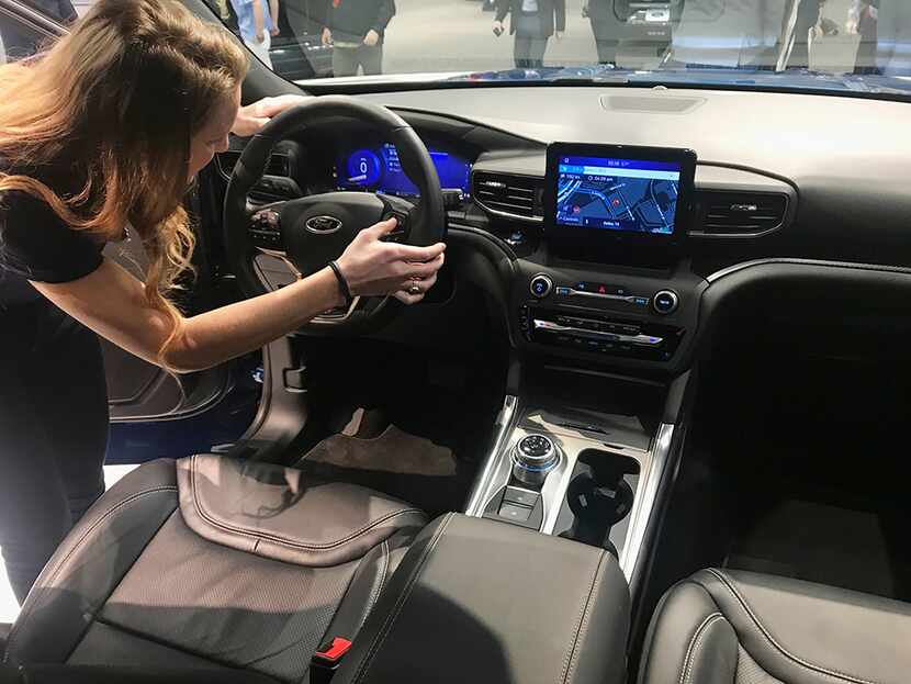 Devin McParlane, jefa asistente de marca para Ford muestra el interior de la SUV 2020 Ford...