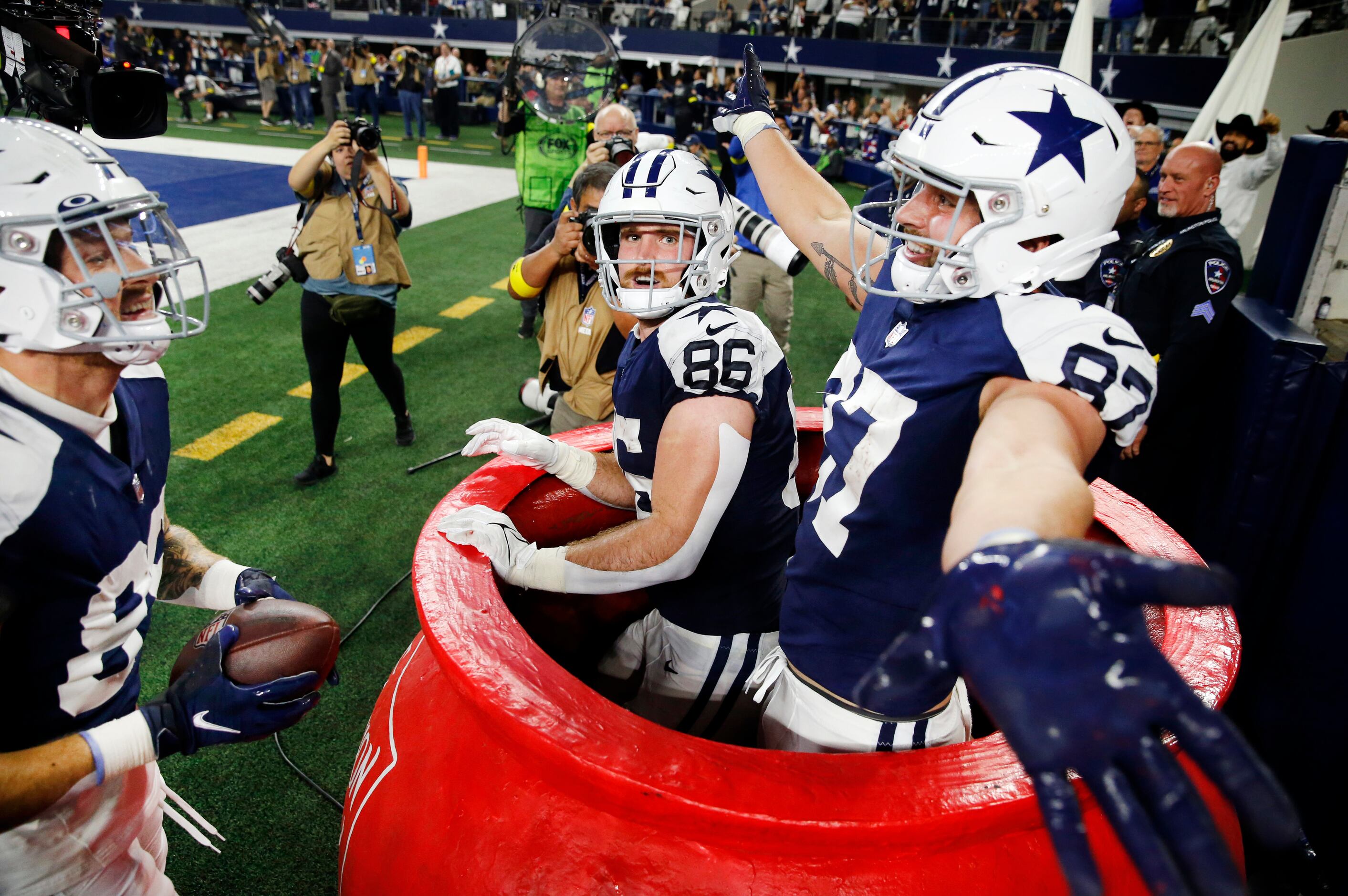 Dallas Cowboys tight end Jake Ferguson (87) celebrates Peyton Hendershot’s (89) fourth...