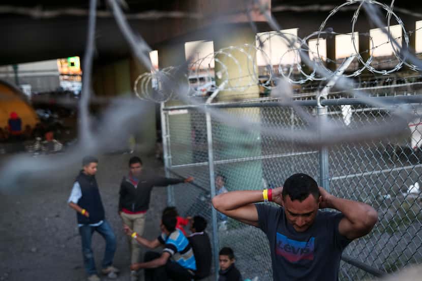 Inmigrantes de Centroamérica, incluyendo niños, que buscan asilo migratorio en Estados...