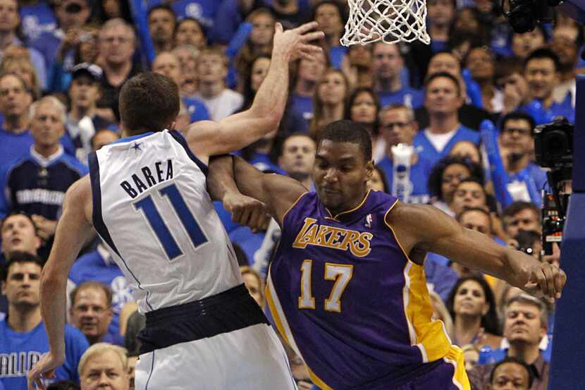 Lakers center Andrew Bynum (17) delivers an elbow into the chest of Mavericks guard J.J....