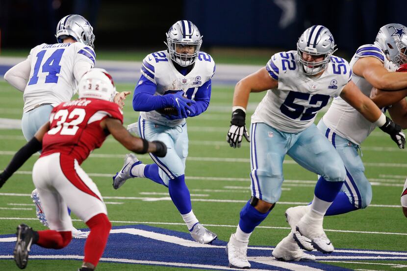 Dallas Cowboys running back Ezekiel Elliott (21) surveys the field on a run play in a game...