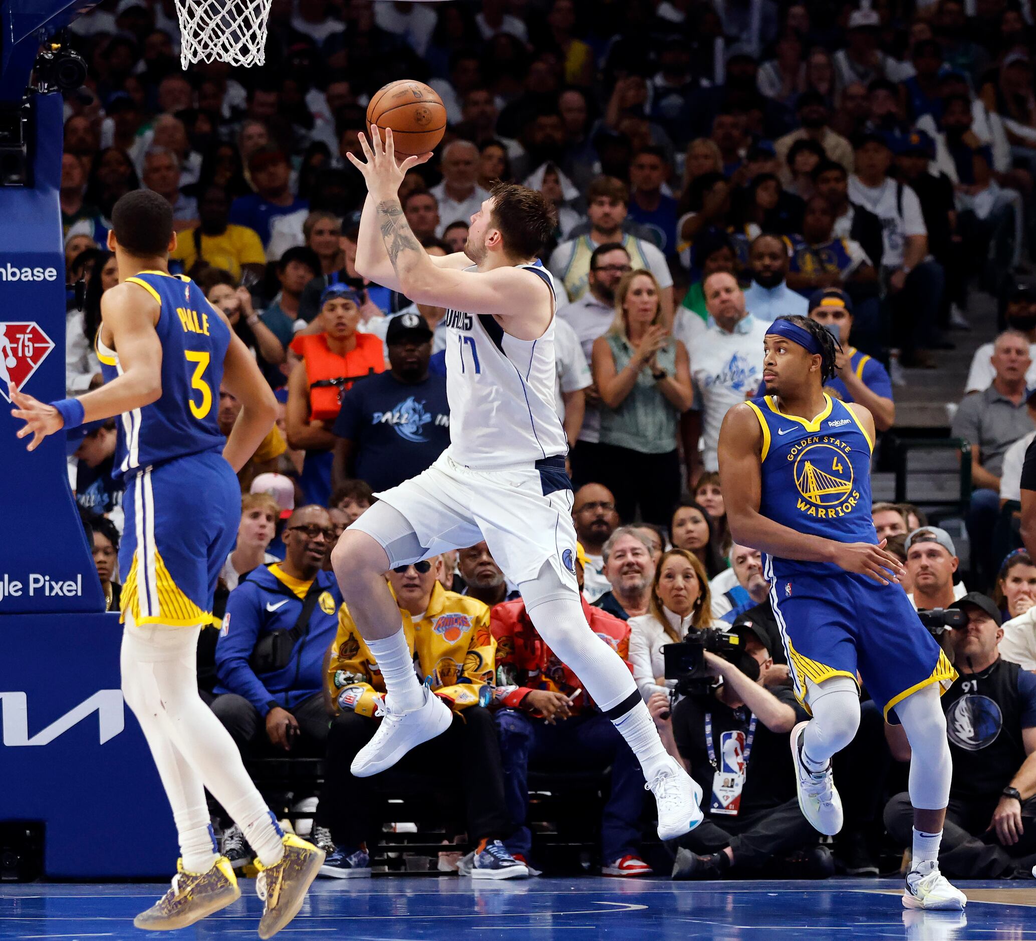 Dallas Mavericks guard Luka Doncic (77) spins past Golden State Warriors guard Moses Moody...