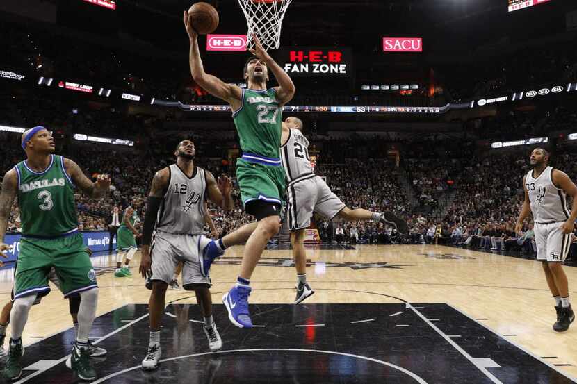 Mavericks center Zaza Pachulia (27) shoots the ball against the San Antonio Spurs during the...