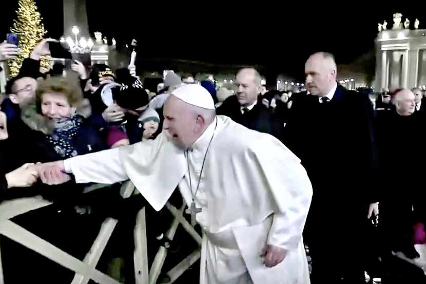 El Papa Francisco reacciona ente una feligresa que lo jaló mientras caminaba por la Plaza de...