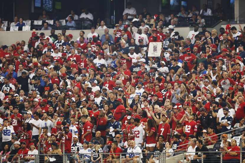 Una marea roja se vio en las gradas de AT&T Stadium en el juego entre los Cowboys de Dallas...