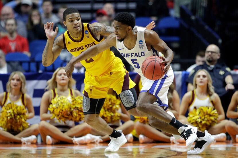 Buffalo's CJ Massinburg (5) drives under pressure from Arizona's Brandon Williams (2) during...