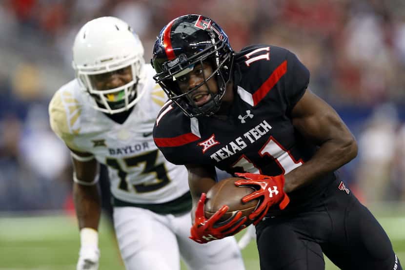 Texas Tech Red Raiders wide receiver Jakeem Grant (11) pulls in a second quarter touchdown...
