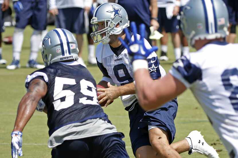 Dallas Cowboys quarterback Tony Romo (9) runs for a touchdown against linebacker Anthony...