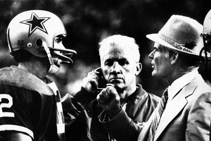 Los Angeles, CA - January 8, 1979 - Dallas Cowboys quarterback Roger Staubach (left) gets...