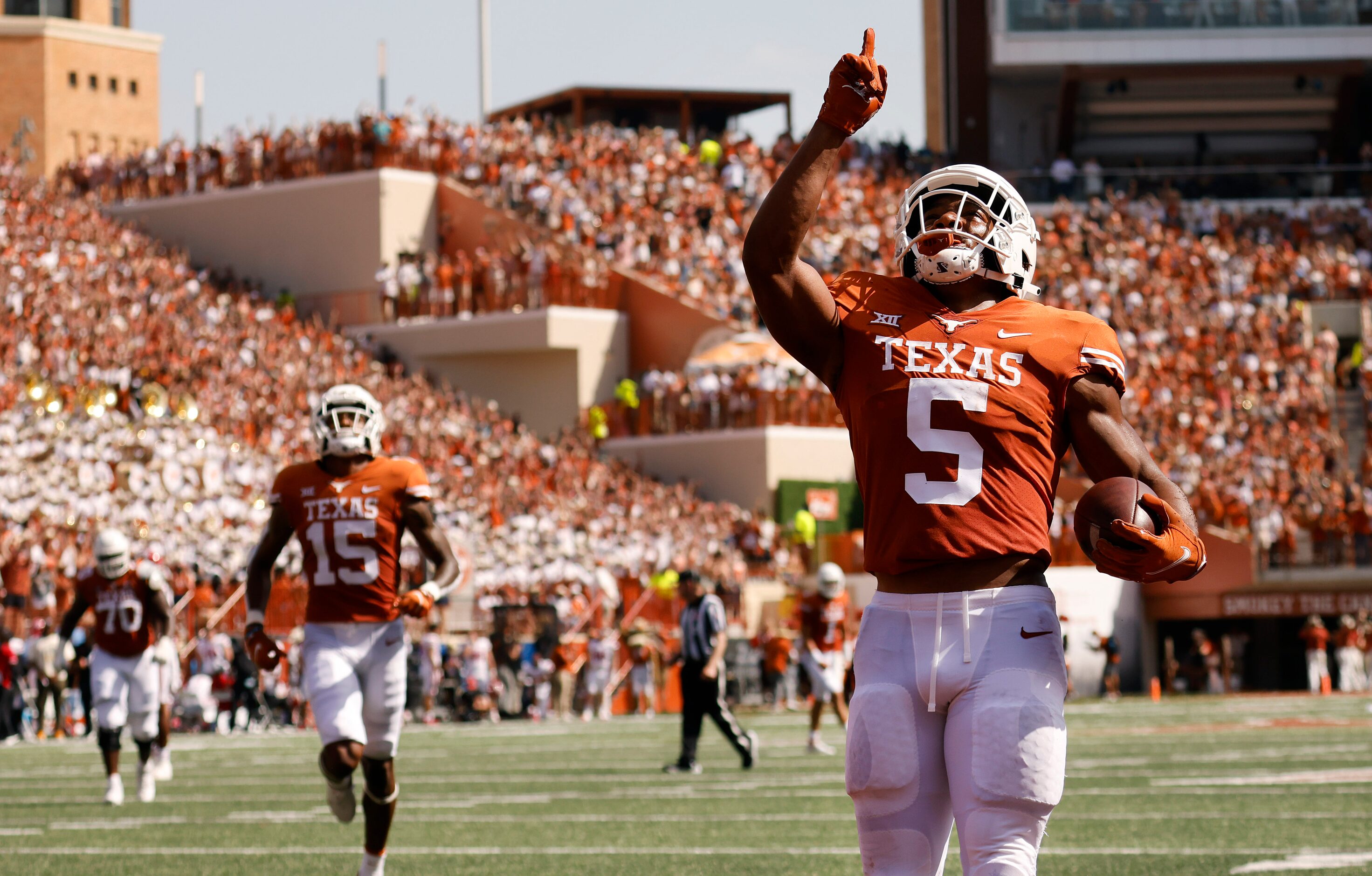 Texas Longhorns running back Bijan Robinson (5) points skyward after scoring a first quarter...