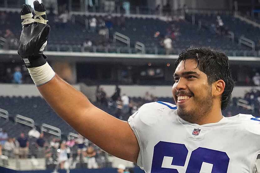 El tackle ofensivo de los Cowboys de Dallas, Isaac Alarcón, saluda a la multitud mientras...