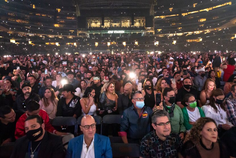 El legendario grupo mexicano Los Bukis se presentó en concierto en el AT&T Stadium de...