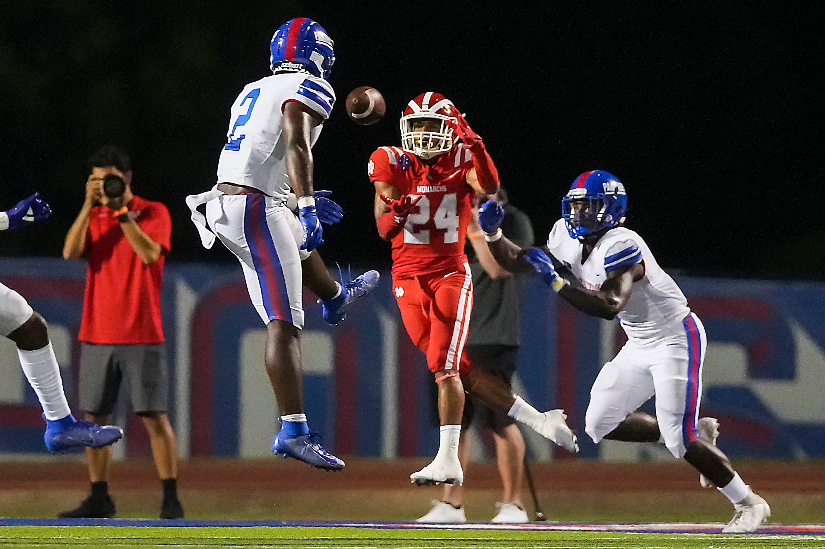 Mater Dei’s Quincy Craig (24) hauls in a touchdown pass between Duncanville linebacker...