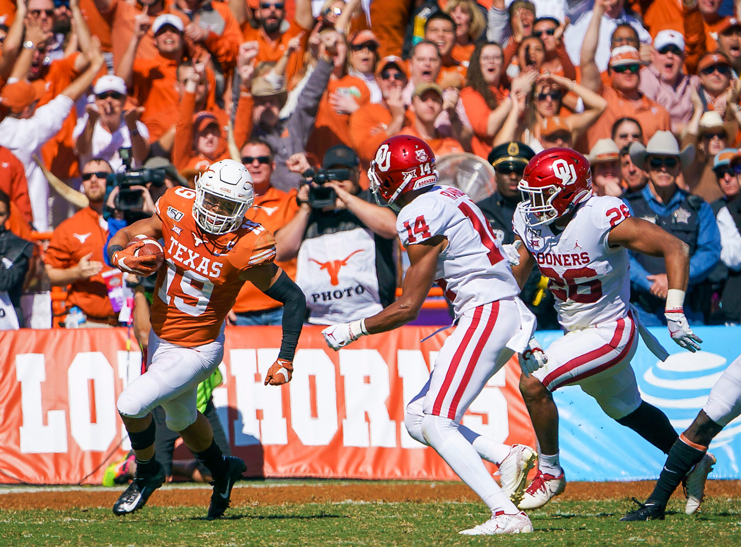 Texas defensive back Brandon Jones (19) returns an interception during the first half of an...